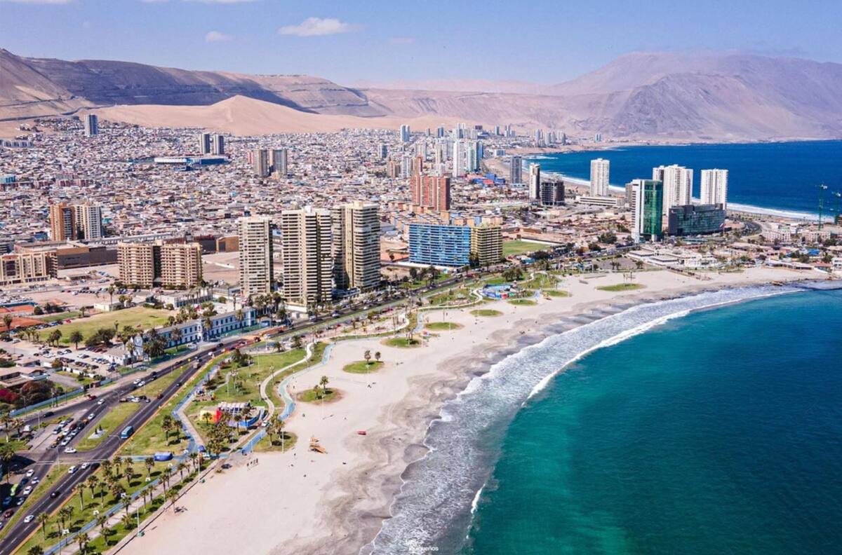 Un verdadero paraíso al norte de Chile: Esta es la única playa apta para el baño en la Región de Tarapacá