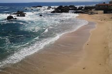 A casi dos horas de Santiago: La playa con aguas claras y arena dorada que puedes visitar en días de calor