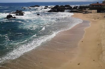 A casi dos horas de Santiago: La playa con aguas claras y arena dorada que puedes visitar en días de calor
