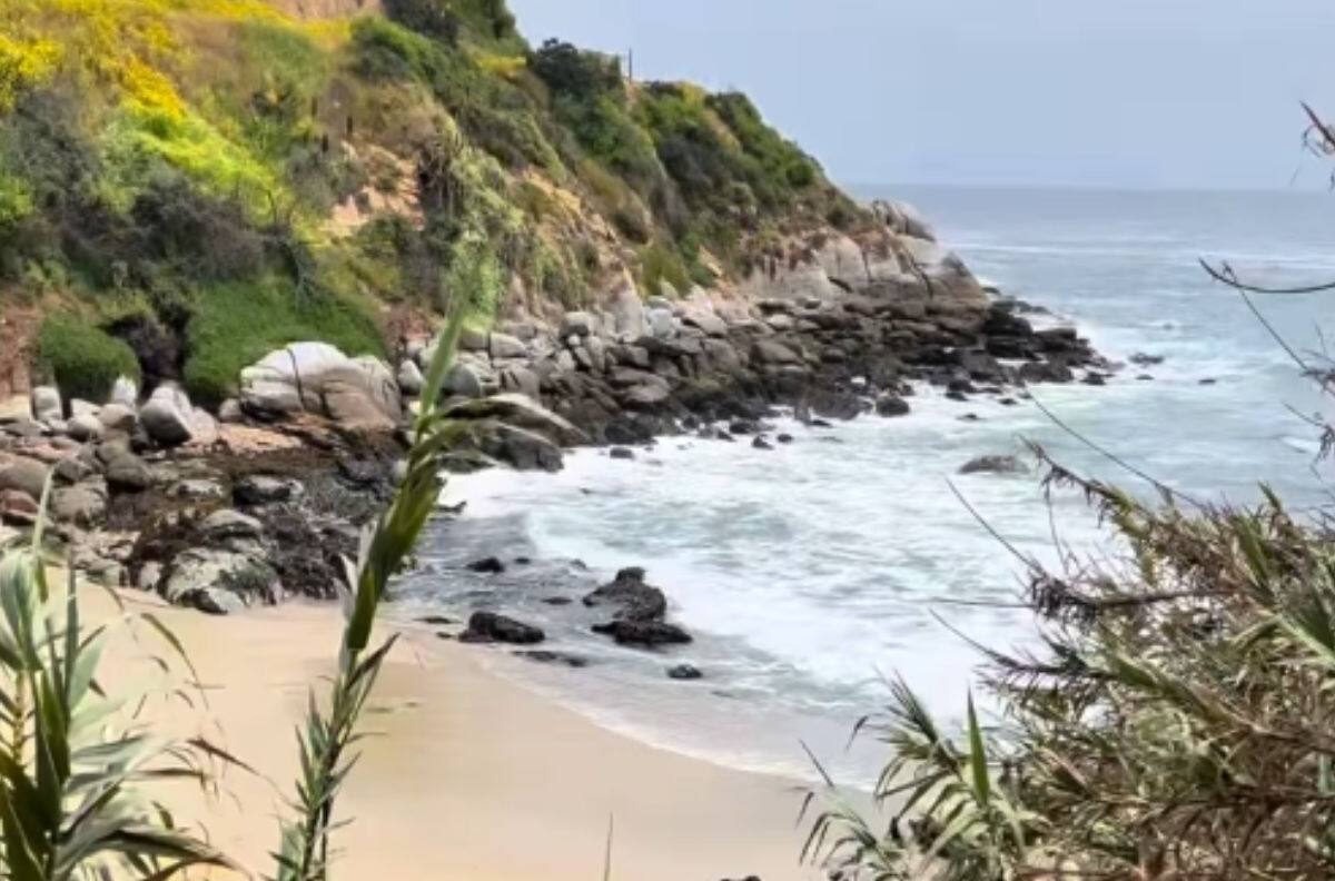 Un paraíso natural escondido a dos horas de Santiago: La playa tropical de aguas claras que puedes visitar en primavera