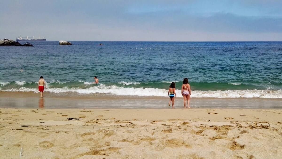 Esta playa de arena dorada y aguas azules es ideal para visitar con niños durante las vacaciones