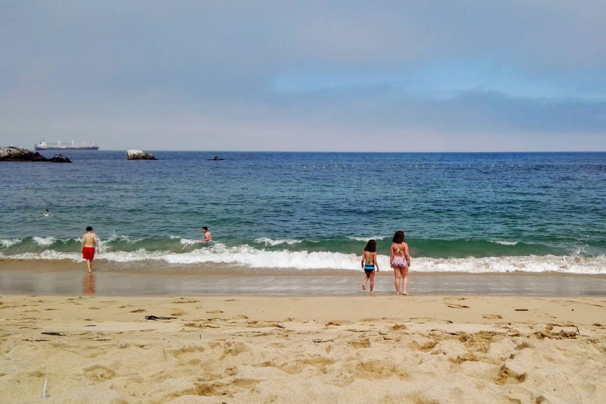 El balneario destaca por su oleaje calmo, que lo hace ideal para el baño durante la temporada de verano. Créditos: Google Maps.