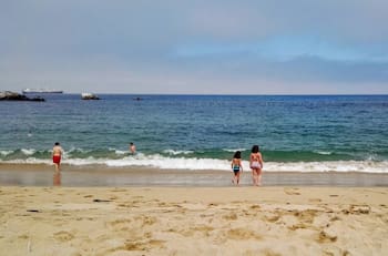 Esta playa de arena dorada y aguas azules es ideal para visitar con niños durante las vacaciones