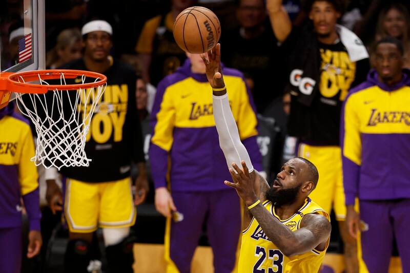 LeBron James no pudo evitar la derrota de Lakers. EFE