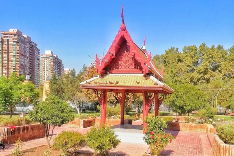 El parque ofrece un excelente spot para fotografías y un panorama imperdible para los fanáticos de la cultura asiática.