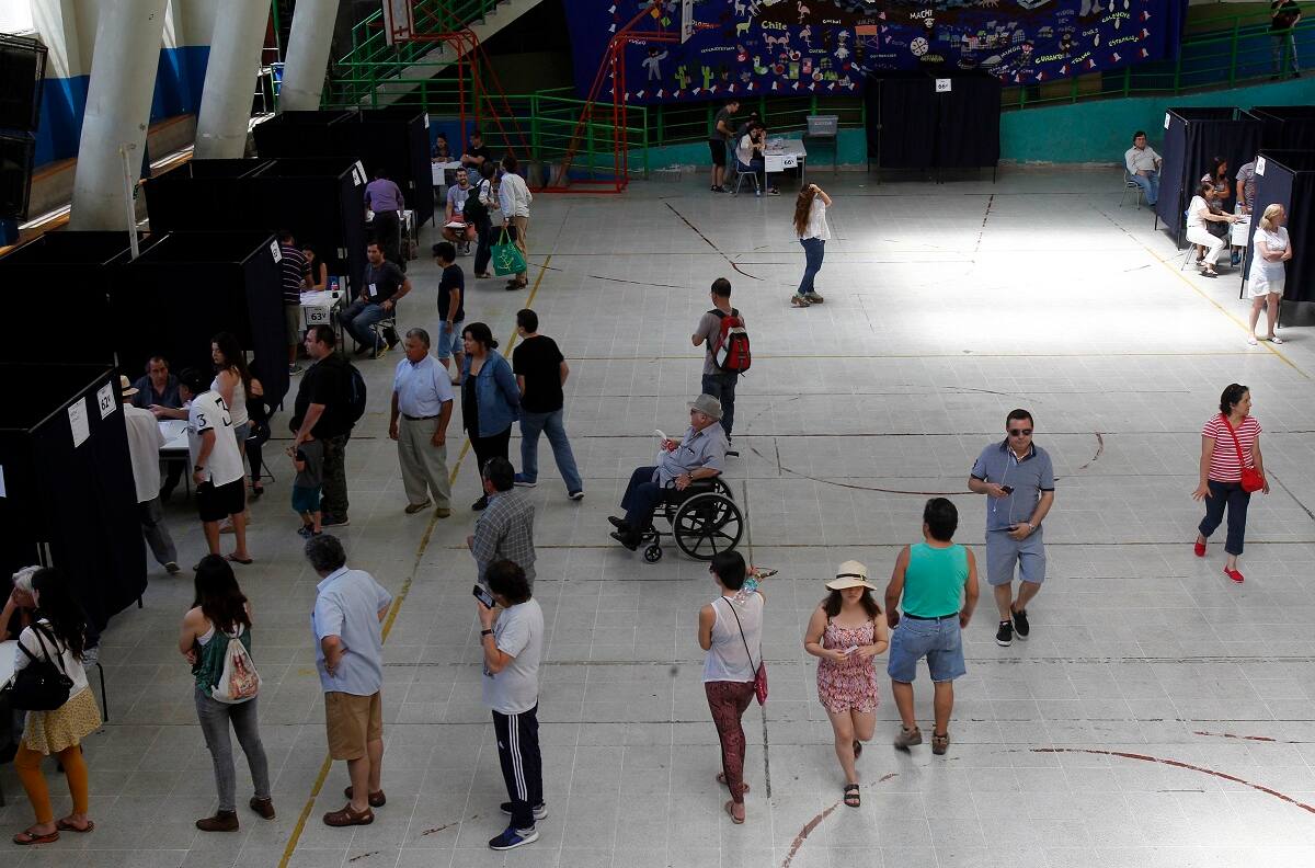 Largas filas para excusarse de votar en el Plebiscito: ¿Hasta qué hora se puede y cómo hacer el trámite?