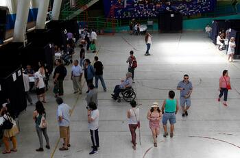 Largas filas para excusarse de votar en el Plebiscito: ¿Hasta qué hora se puede y cómo hacer el trámite?