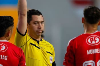 Segunda polémica en partido de la U: juez no cobró penal a favor de Unión La Calera tras revisión del VAR