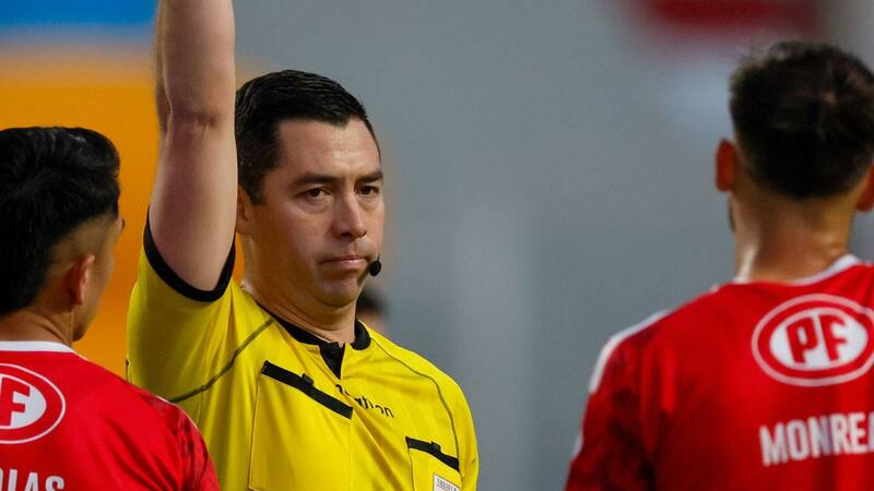 Segunda polémica en partido de la U: juez no cobró penal a favor de Unión La Calera tras revisión del VAR