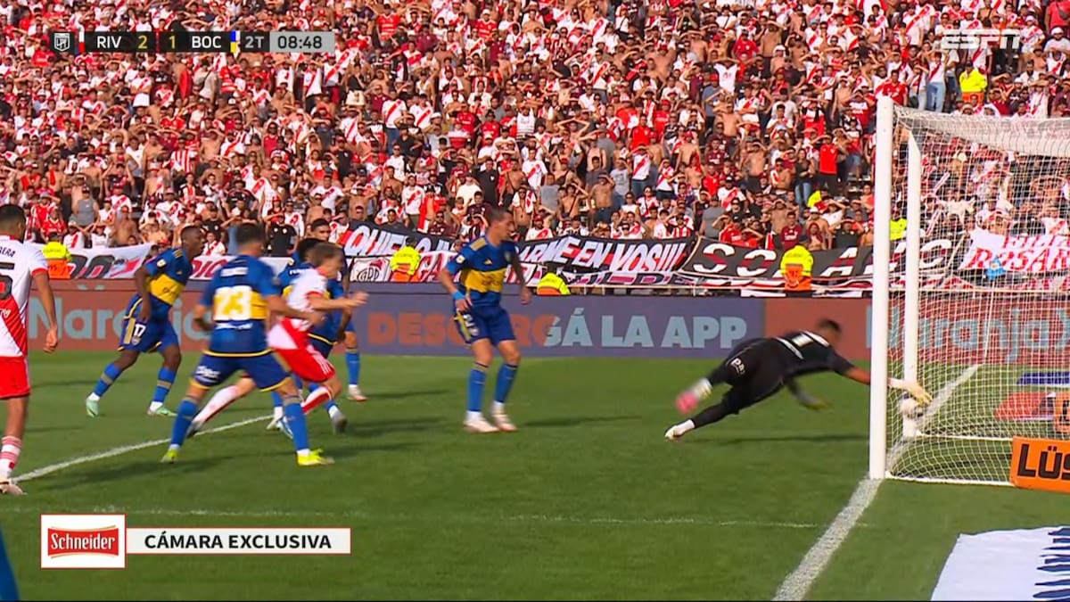 VIDEO | Al límite: el extraño autogol de Boca que anuló el VAR en el Superclásico ante River Plate