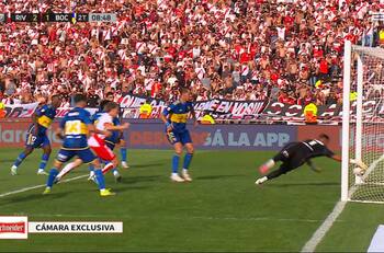VIDEO | Al límite: el extraño autogol de Boca que anuló el VAR en el Superclásico ante River Plate