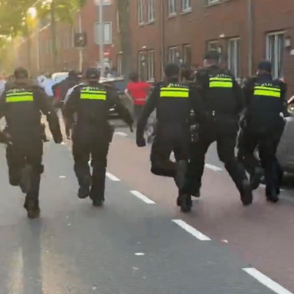 VIDEO | A punta de macanas: así dispersó la policia de Países Bajos los festejos de los hinchas marroquíes