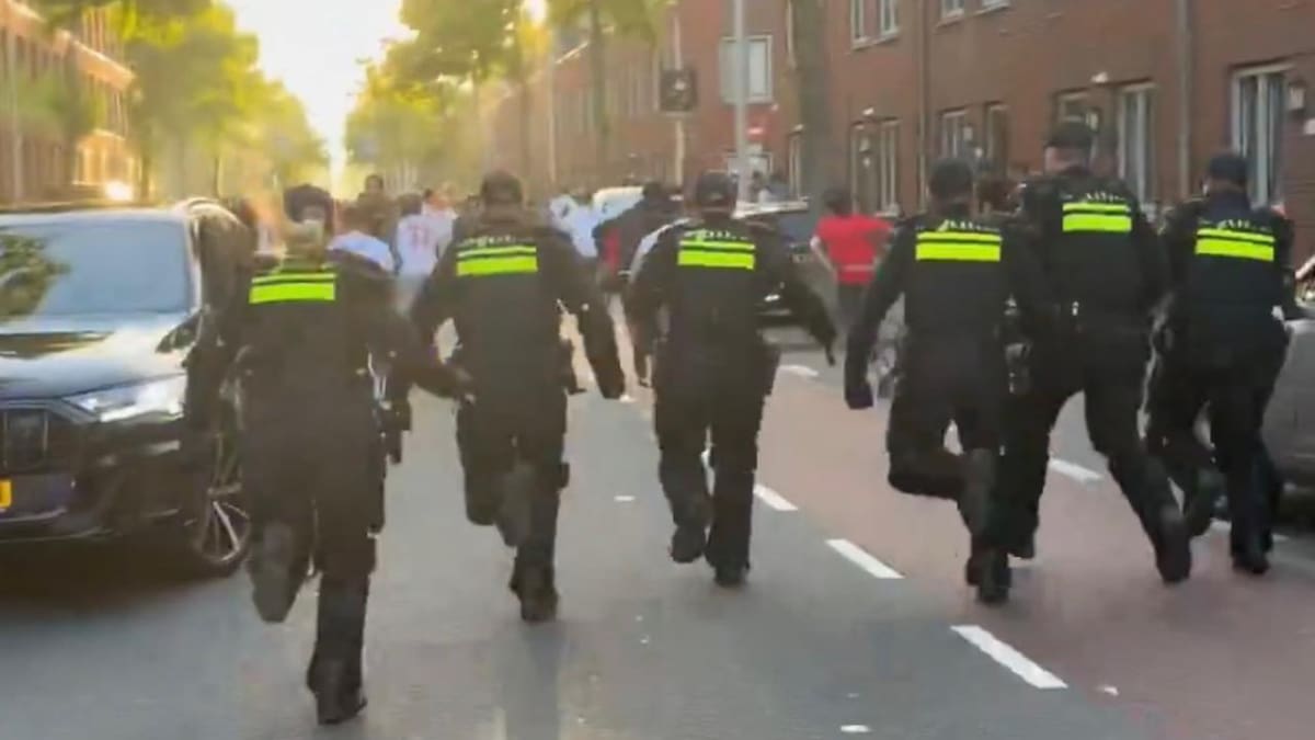 VIDEO | A punta de macanas: así dispersó la policia de Países Bajos los festejos de los hinchas marroquíes