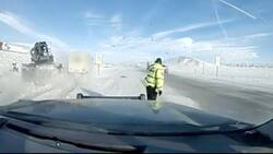 VIDEO | “¡Hazte a un lado!”: Camión casi atropella a oficial en nevada carretera