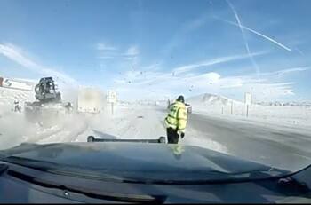VIDEO | “¡Hazte a un lado!”: Camión casi atropella a oficial en nevada carretera