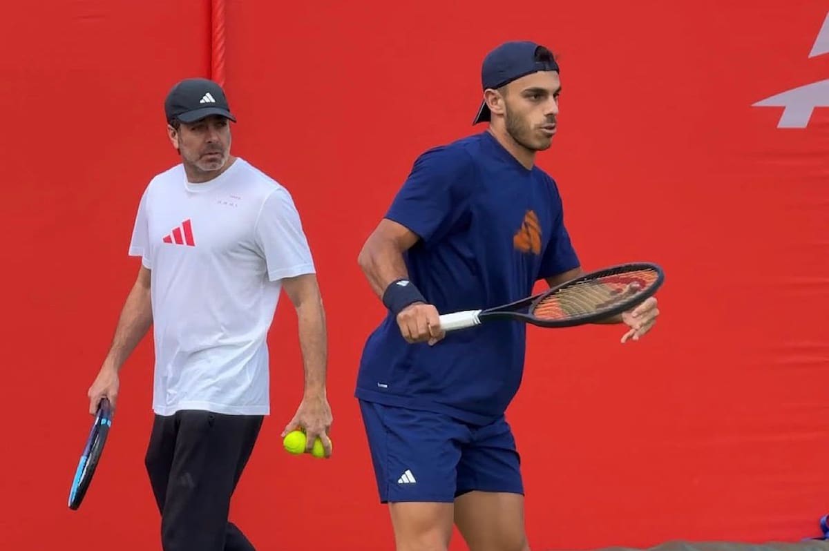 Francisco Cerundolo, con Nicolás Massú de coach, avanzó a la final en Queen's. Foto: Instagram.