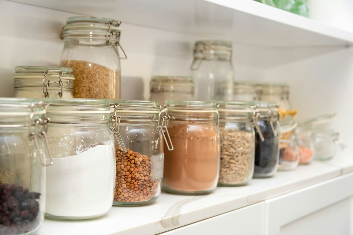 Para evitar esta plaga, se recomienda almacenar los alimentos en recipientes de vidrio sellados y herméticos. Créditos: Unsplash.