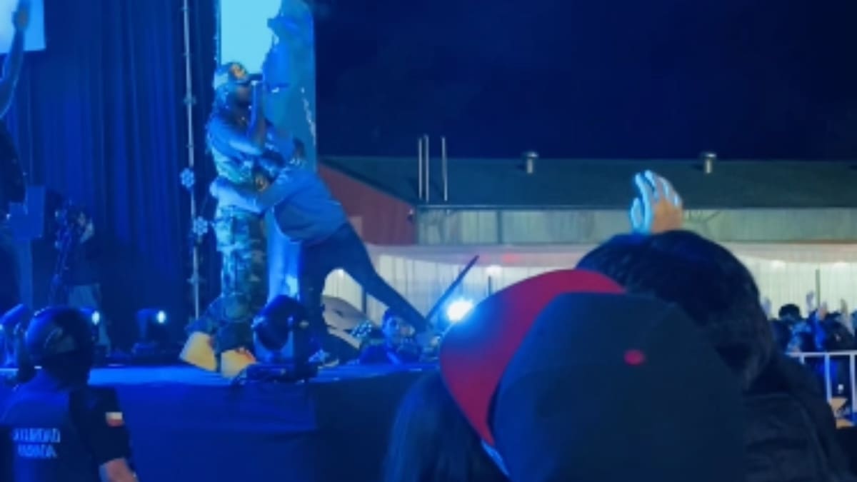 VIDEO| Polimá Westcoast sufrió fea caída en pleno concierto después que fanático se subiera al escenario