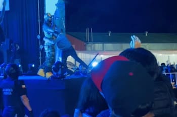 VIDEO| Polimá Westcoast sufrió fea caída en pleno concierto después que fanático se subiera al escenario
