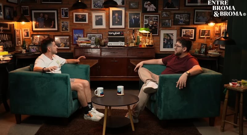 conversa junto a Luis Slimming en su programa para conocer detalles acerca de su travesía con Speed en Santiago.