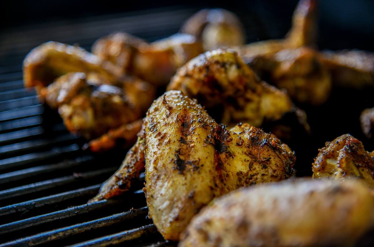 Por remojar pollos con cloro: Seremi prohibe funcionamiento de popular supermercado chileno