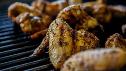 Por remojar pollos con cloro: Seremi prohibe funcionamiento de popular supermercado chileno