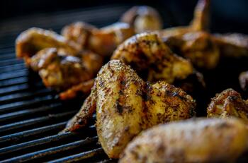 Por remojar pollos con cloro: Seremi prohibe funcionamiento de popular supermercado chileno