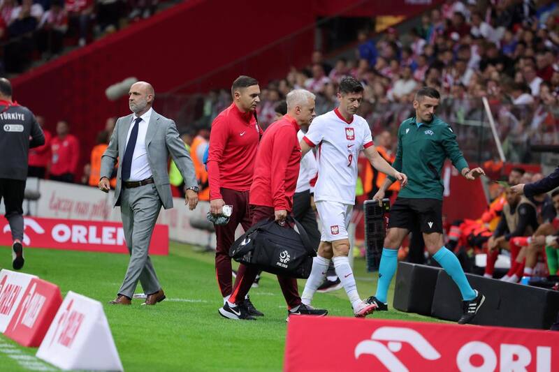Robert Lewandowski sale lesionado de un amistoso a días de la Eurocopa. FOTO: EFE/EPA/Szymon Pulcyn