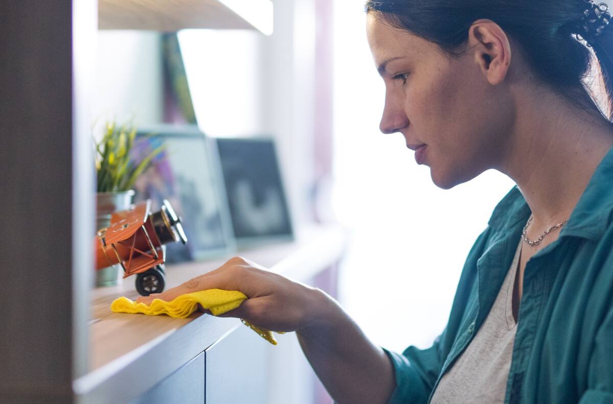 Elimina el polvo de tus muebles y superficies con este truco casero que los mantendrá siempre limpios