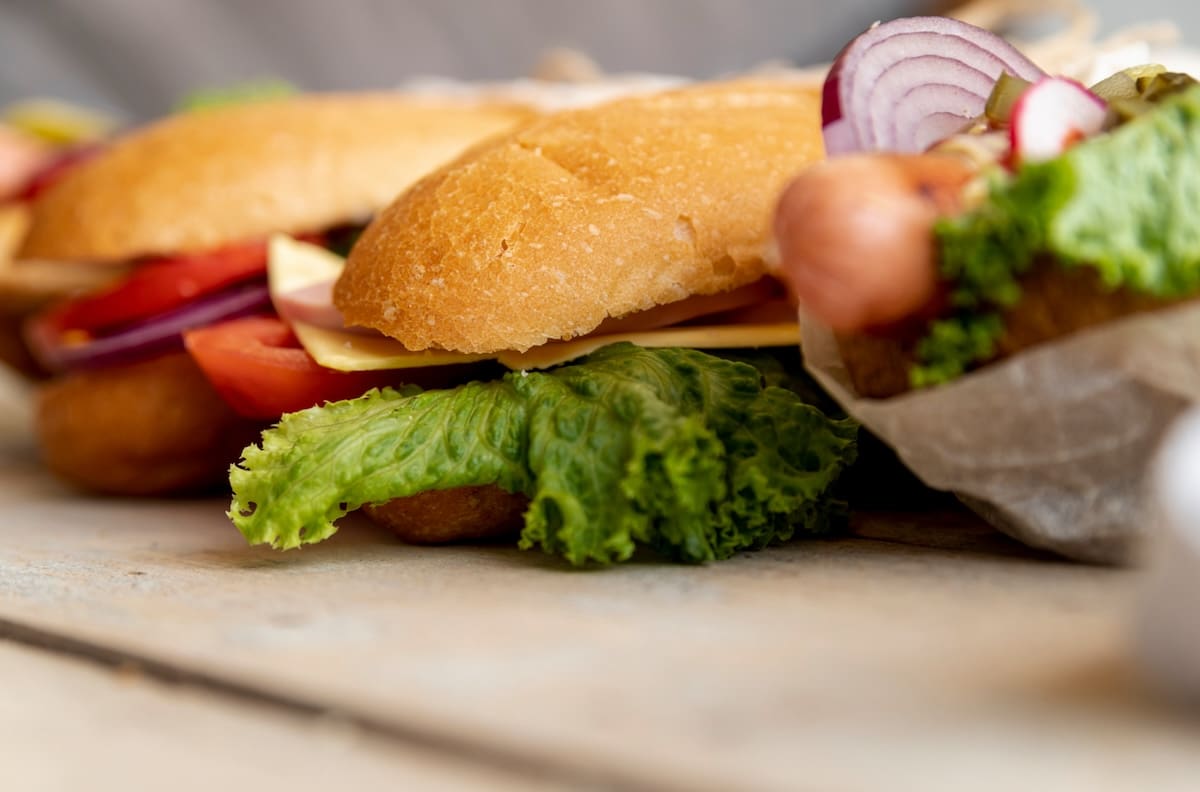 Popular cadena de sándwiches muy presente en Chile confirma cierre de más de 600 locales