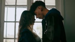 Tras polémico quiebre: Captan a pareja de hijos de famosos muy románticos en plenas fondas