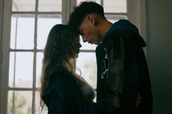 Tras polémico quiebre: Captan a pareja de hijos de famosos muy románticos en plenas fondas