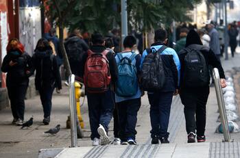 Suspenden clases en dos comunas de la RM por incendio en Paine