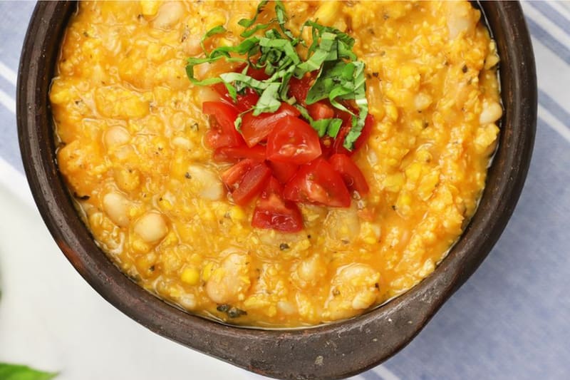 En tercer lugar de las mejores comidas chilenas se encuentran los porotos granados.