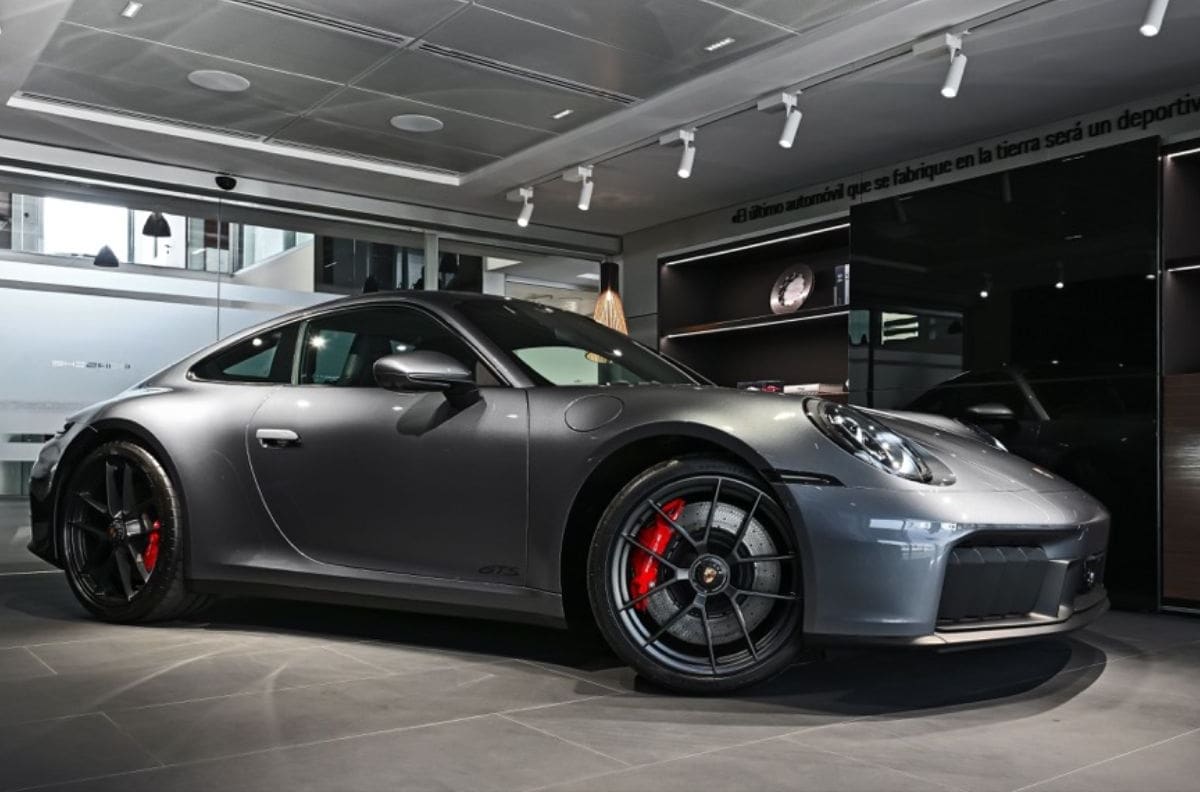 Llega a Chile el primer Porsche 911 con tecnología híbrida