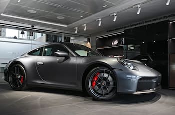 Llega a Chile el primer Porsche 911 con tecnología híbrida