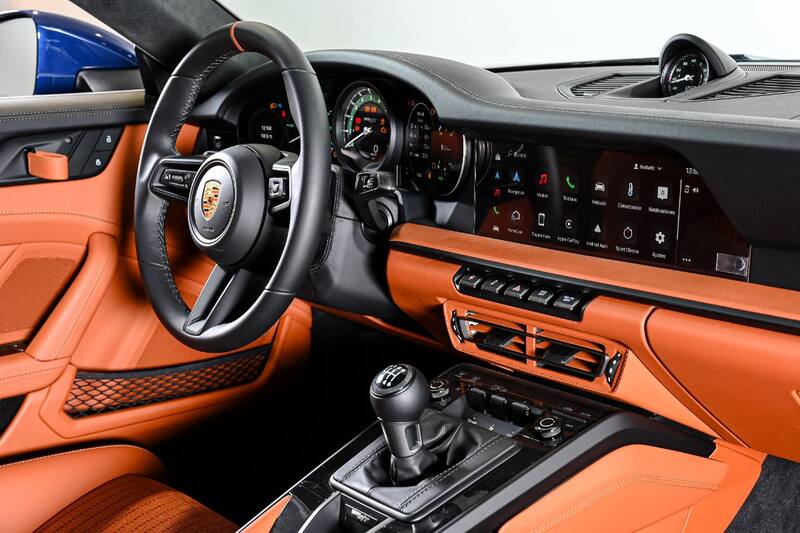 El interior del Porsche 911 S/T con guiños a modelos de los años 60 y 70