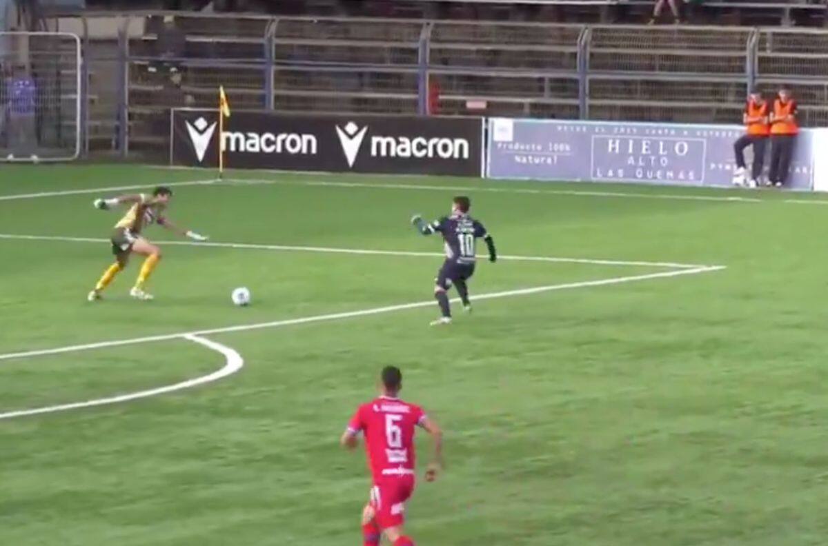 ¿Qué quiso hacer? El grosero error que cometió un portero en Segunda División