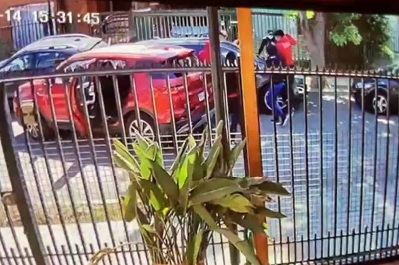 Un carabinero de franco frustró el portonazo contra una mujer en Maipú.