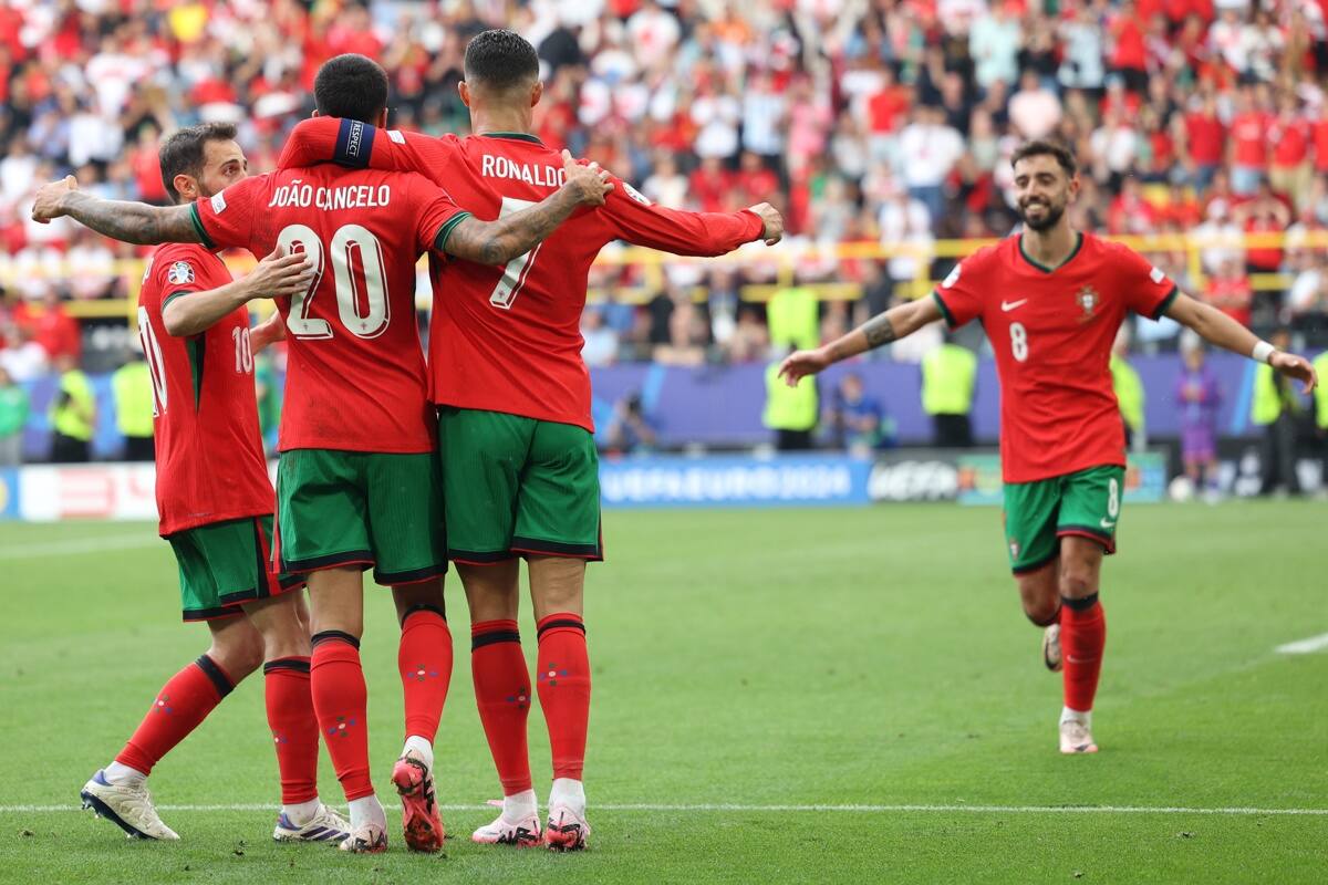 le ganó a Turquía y clasificó a octavos de la Eurocopa. EFE