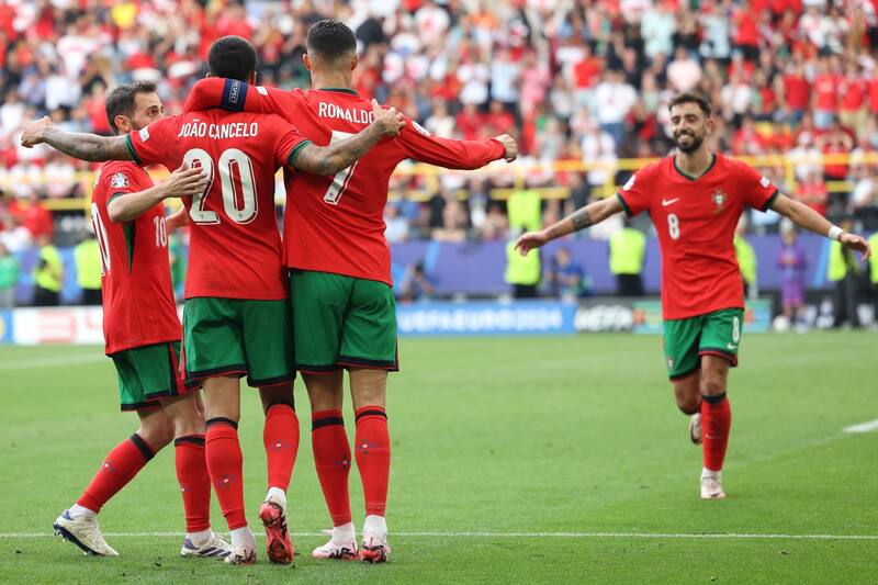 le ganó a Turquía y clasificó a octavos de la Eurocopa. EFE