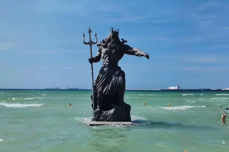 Estatua del dios griego en Yucatán.