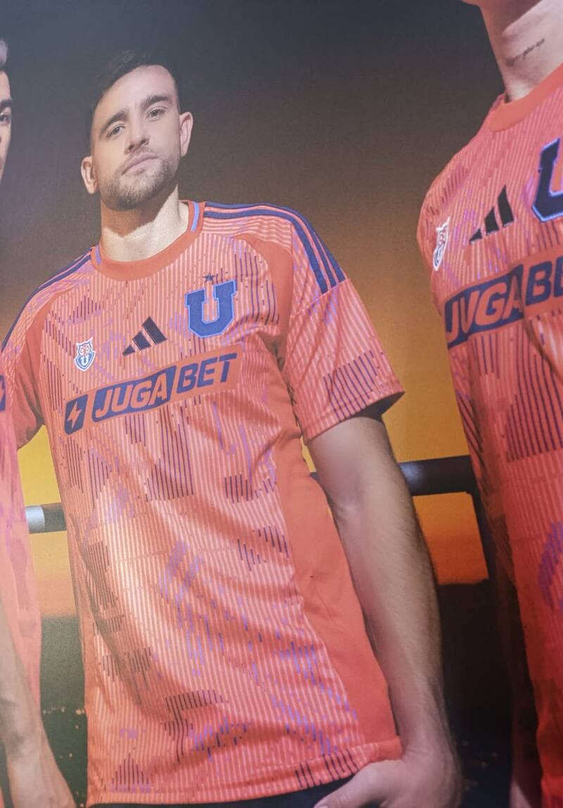 La U vestiría de naranjo.