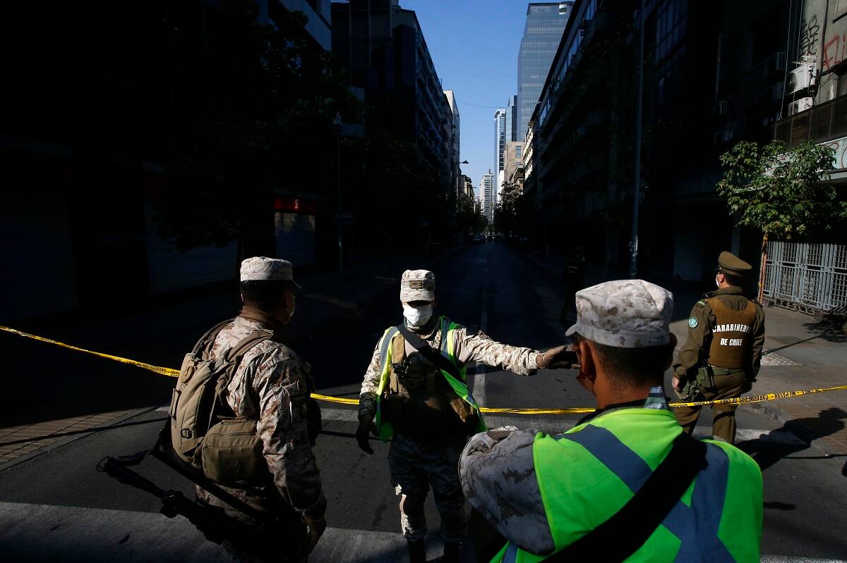 Santiago, 16 de abril de 2020.
Carabineros al controlar la identidad de un ciudadano ahitiano, de acuerdo a informacion preliminar, descubre que este se debia encontrar en cuarentena por Coronavirus un dia mas y realizaba tramites en la sucursal de la AFC en calle Miraflores.
Andres Pina/Aton Chile