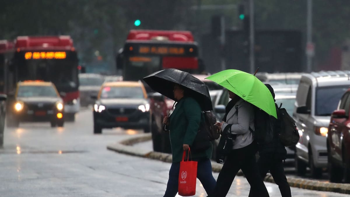 En estas zonas de la Región Metropolitana se esperan posibles chubascos y tormentas eléctricas