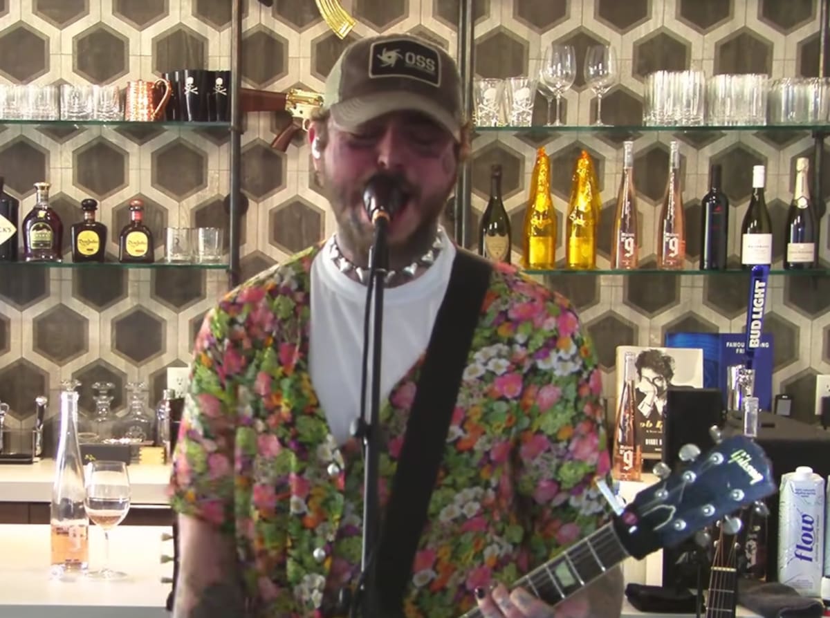 El artista durante el año 2020 transmitió en vivo un show benéfico tocando canciones de Nirvana. Créditos Captura: Youtube.