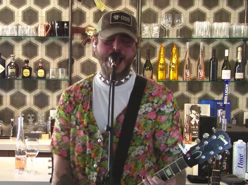 El artista durante el año 2020 transmitió en vivo un show benéfico tocando canciones de Nirvana. Créditos Captura: Youtube.