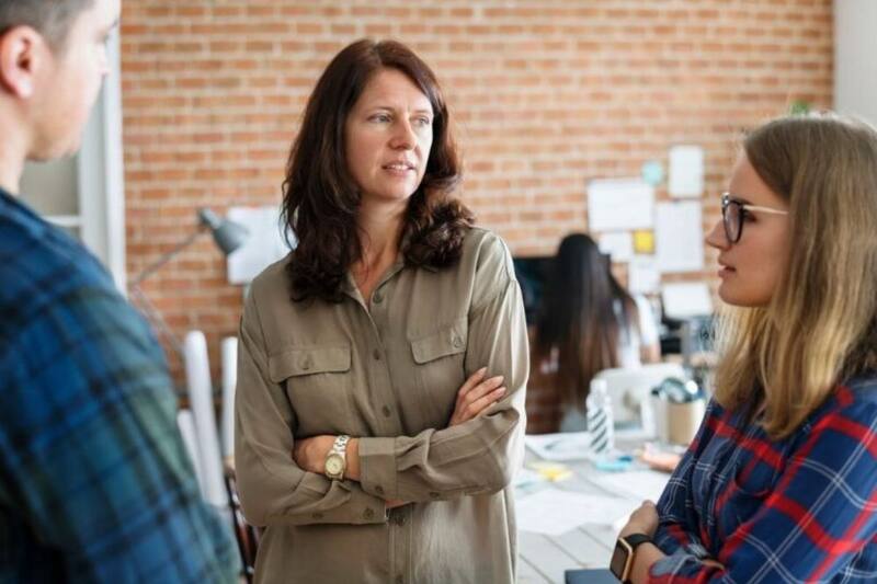 Este significado puede tener el cruzar los brazo al hablar.