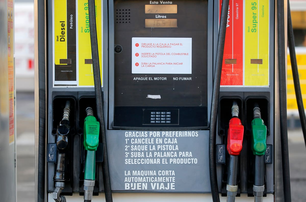 Precio de las bencinas: ¿Cuánto disminuye o aumenta el valor de los combustibles?