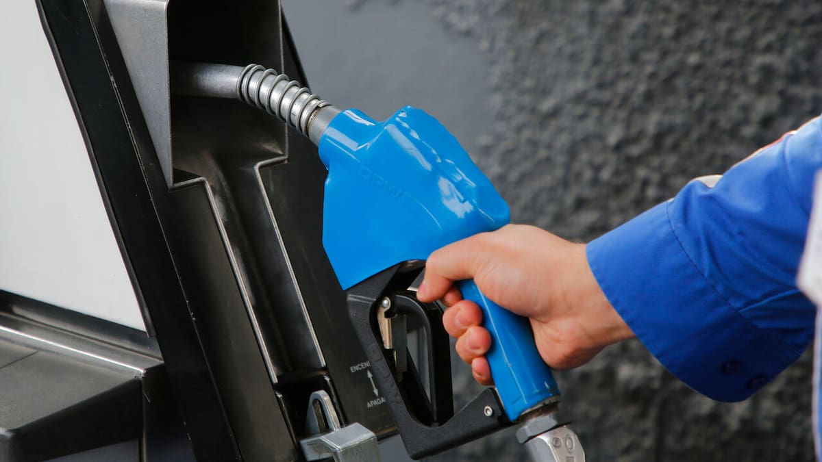 ¿Dónde comprar la bencina más barata? Revisa las estaciones con los precios más bajos de tu región